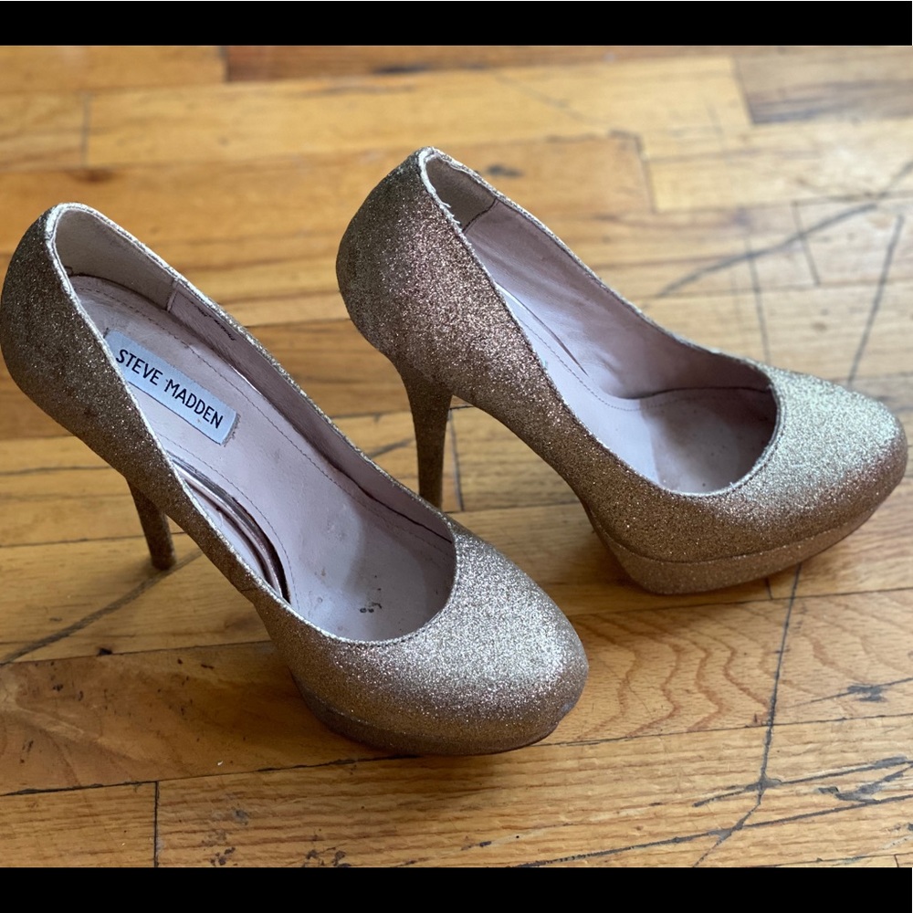 Steve Madden glitter pumps in gold
